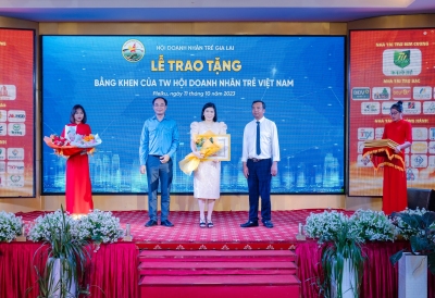 CHỊ VÕ THỊ TUYẾT HÀ - TỔNG GIÁM ĐỐC CÔNG TY SONG LONG KHÁNH HÒA VINH DỰ NHẬN BẰNG KHEN CỦA UỶ BAN TRUNG ƯƠNG HỘI DNT VIỆT NAM